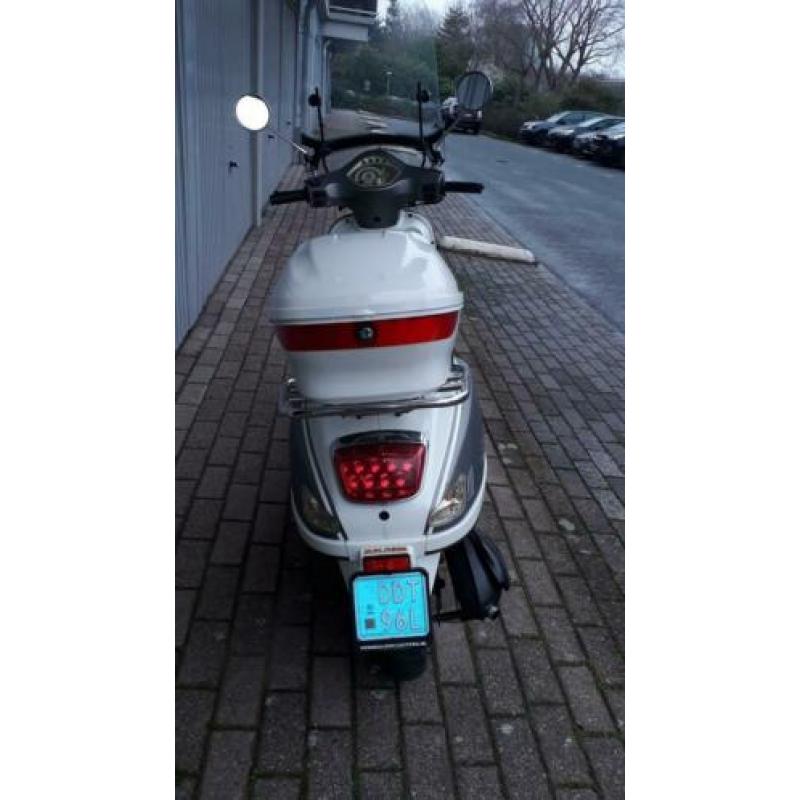 Crème, via lux 50,in goede staat,rijdt wat harder, 4 takt .