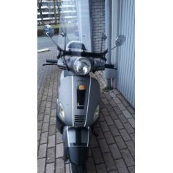 Crème, via lux 50,in goede staat,rijdt wat harder, 4 takt .