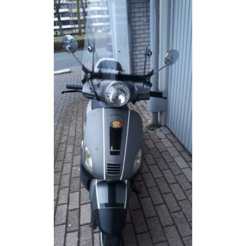 Crème, via lux 50,in goede staat,rijdt wat harder, 4 takt .