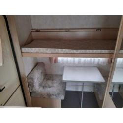 nette 4 persoons Bamba 375 met stapelbed en vast toilet