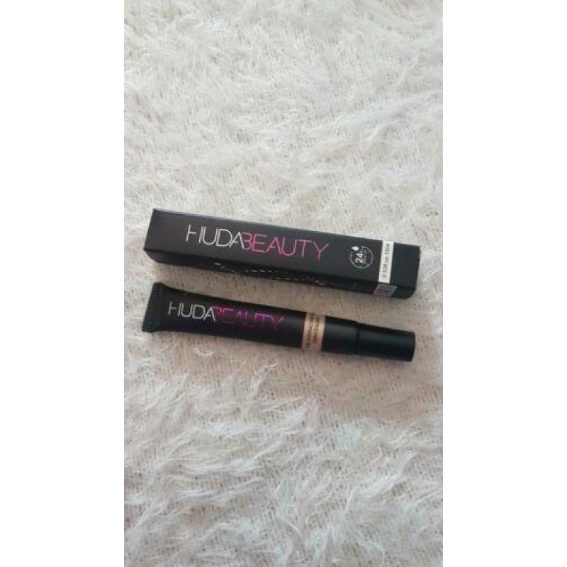 Huda Beauty Concealer 001