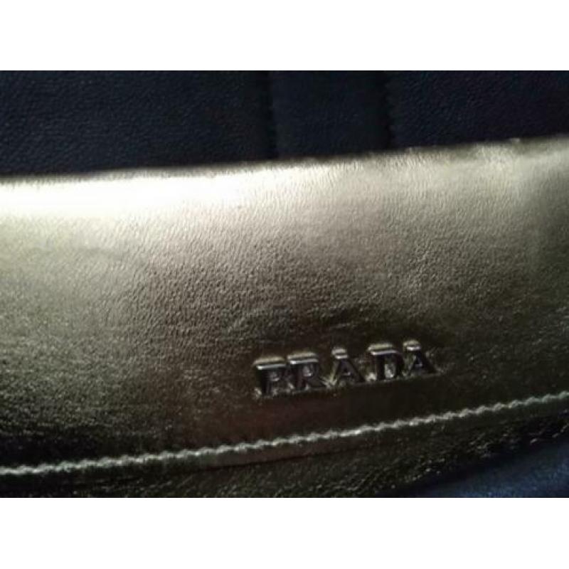 Prada vitello soft chain schouder tas.