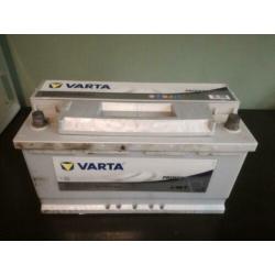 Zware accu varta met omvormer 1000 watt
