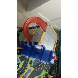 Sikuworld 2 in 1 garage met glijbaan en lift