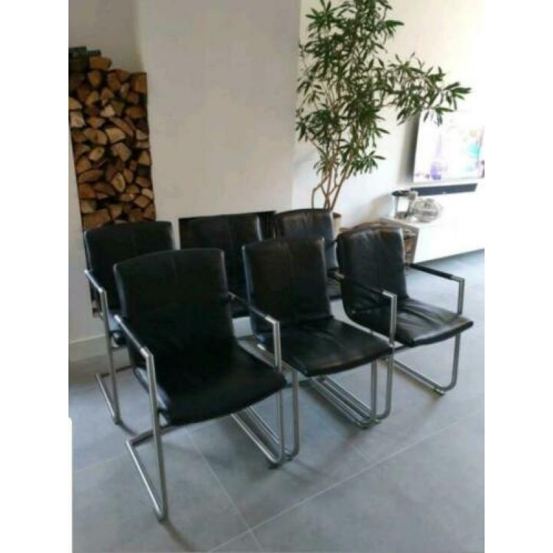 6 of 8 zwart lederen Henders en Hazel design eetkamerstoelen