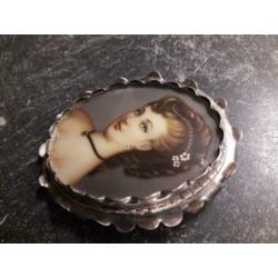 Zilveren hanger met portret.