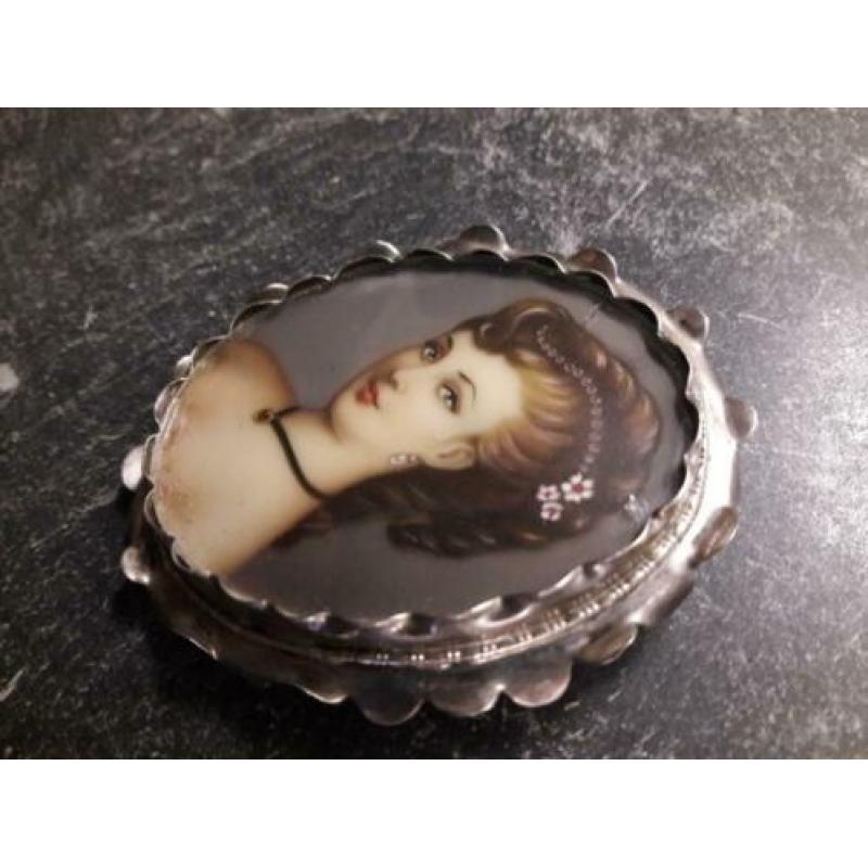 Zilveren hanger met portret.