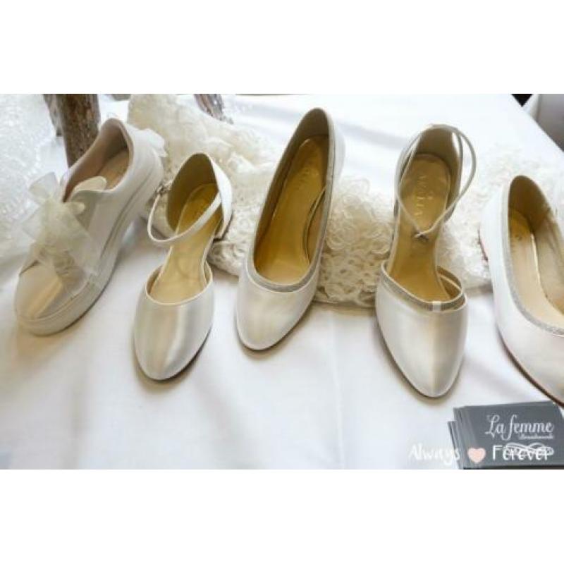 trouwjurk bruidsjurk trouwschoenen hoepels sluiers
