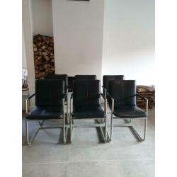 6 of 8 zwart lederen Henders en Hazel design eetkamerstoelen