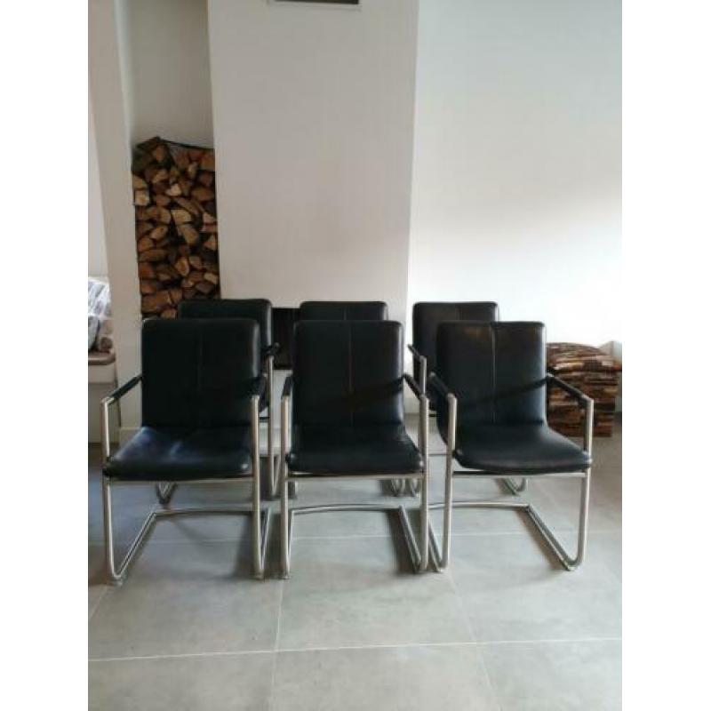 6 of 8 zwart lederen Henders en Hazel design eetkamerstoelen