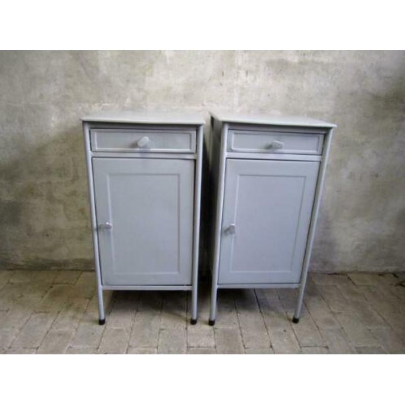 2 vintage metalen nachtkastjes met lade en deurtje -per stuk