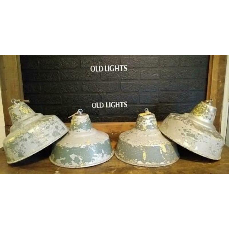 4 verweerd oude antieke industriéle hanglampen Brocante Lamp