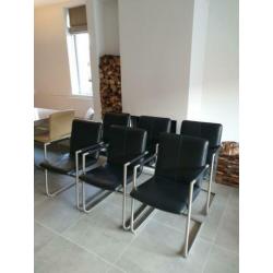 6 of 8 zwart lederen Henders en Hazel design eetkamerstoelen