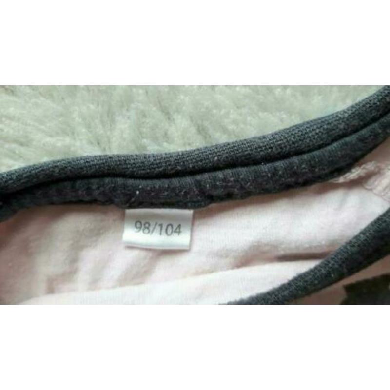 2 pyjama's maat 98/104