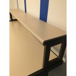 Groot bureau met opbouw