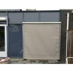 Zonnescherm. Daarnaast een rol scherm te koop