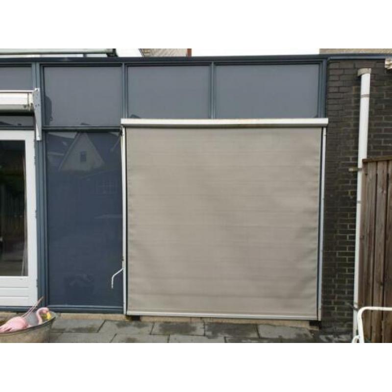 Zonnescherm. Daarnaast een rol scherm te koop