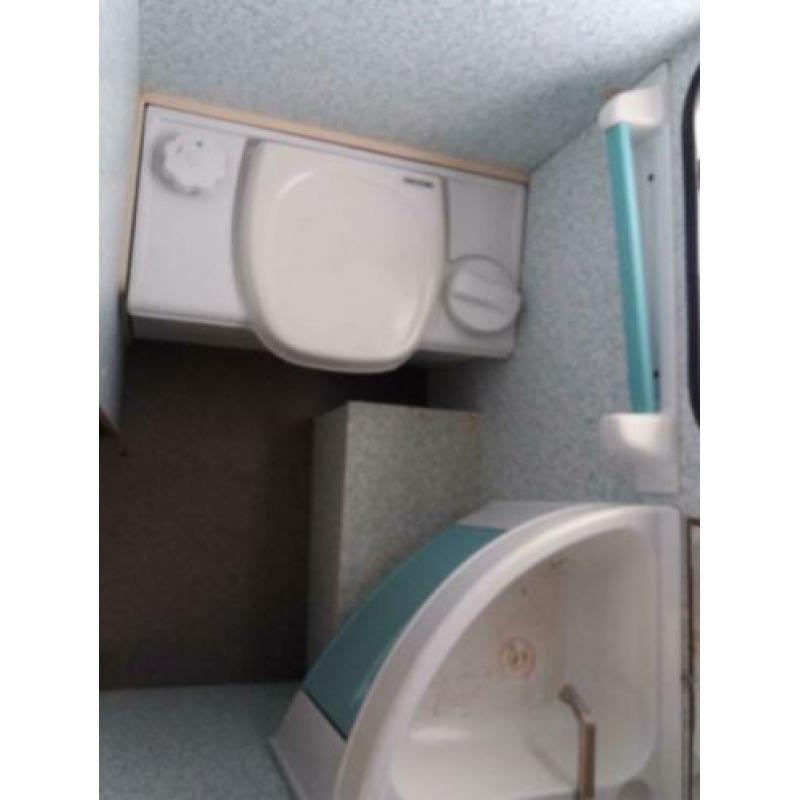 nette 4 persoons Bamba 375 met stapelbed en vast toilet