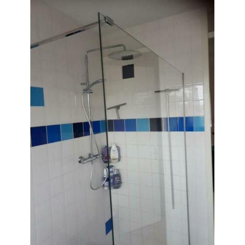 Glazen douche wand