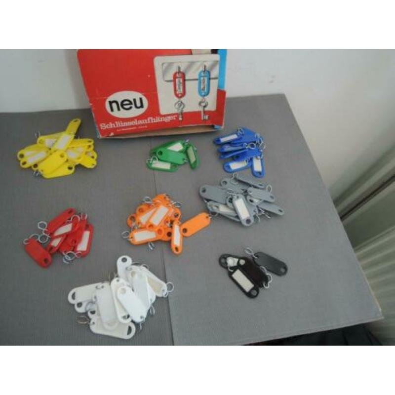 Doos met ruim 90 sleutellabels