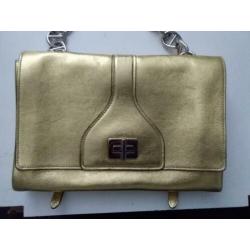 Prada vitello soft chain schouder tas.