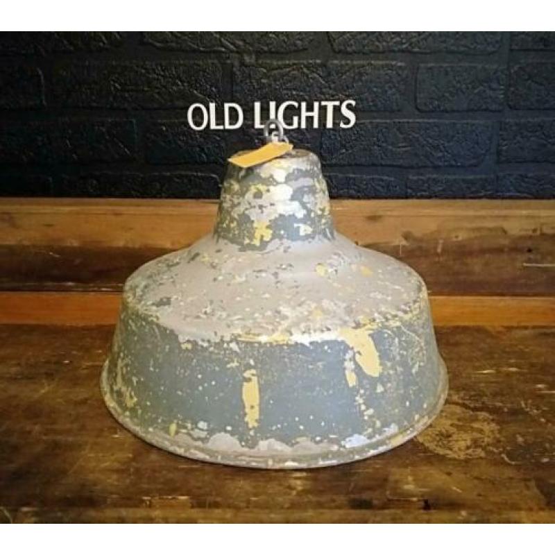 4 verweerd oude antieke industriéle hanglampen Brocante Lamp