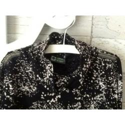 Tumble "N Dry Shirtje (zwart met printjes) mt. 116 (B27A)