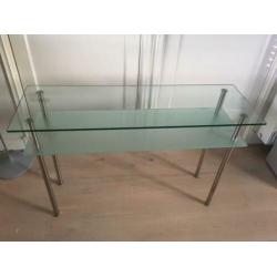 Design sidetable: glas, melkglas en rvs poten