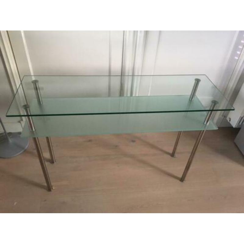 Design sidetable: glas, melkglas en rvs poten