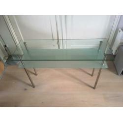 Design sidetable: glas, melkglas en rvs poten