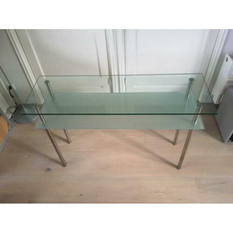 Design sidetable: glas, melkglas en rvs poten