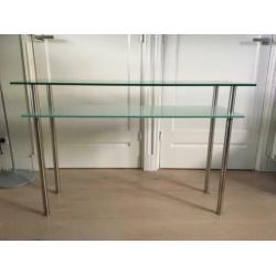 Design sidetable: glas, melkglas en rvs poten