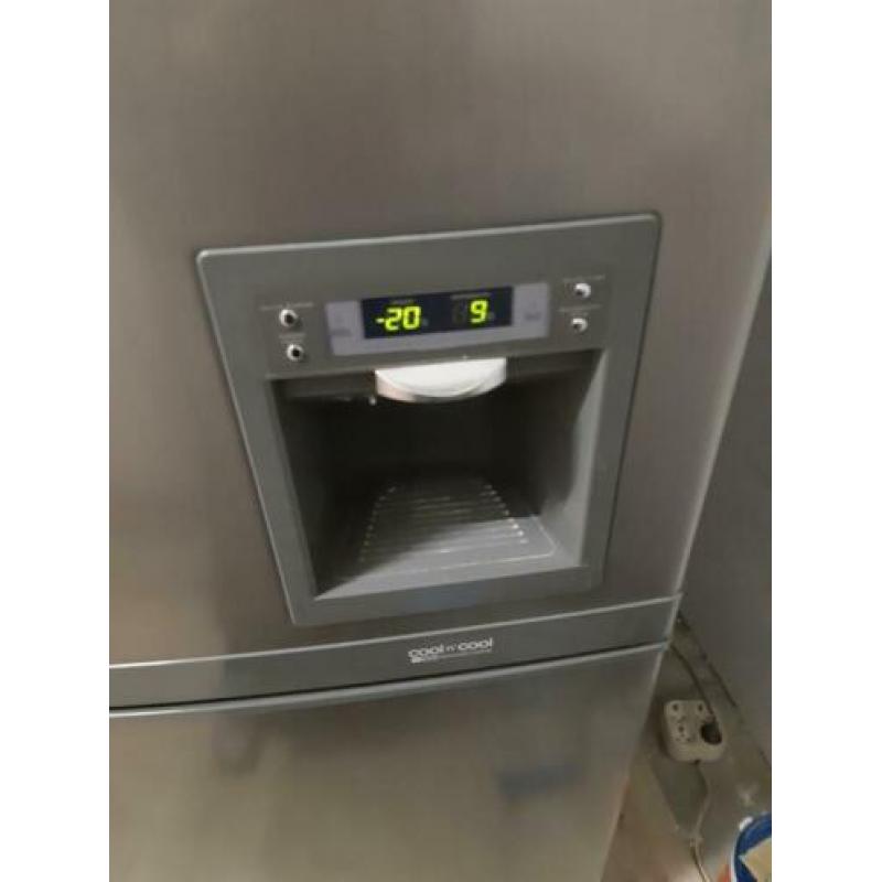 Grote zilveren ijskast/ koelkast met waterdispenser