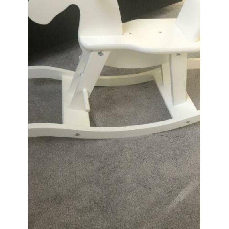 Houten witte hobbelpaard