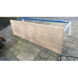 Robuuste lange Kinder speeltafel 239L x 52H x 70B cm.