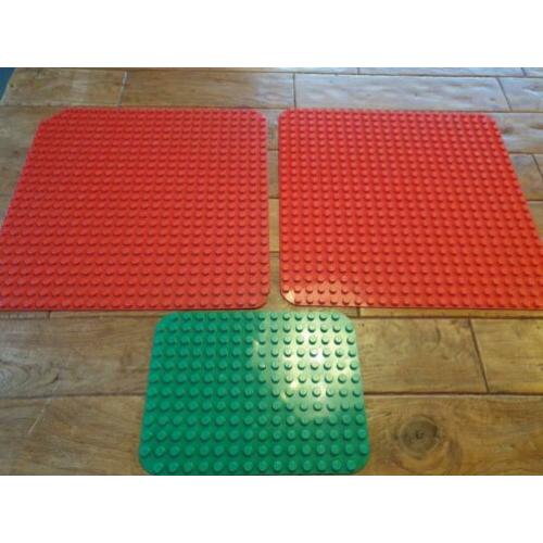 2 rode grote duplo grondplaten en 1 kleine groene