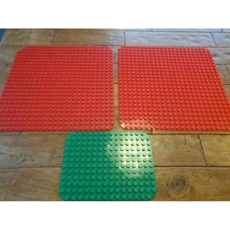 2 rode grote duplo grondplaten en 1 kleine groene
