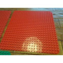 2 rode grote duplo grondplaten en 1 kleine groene