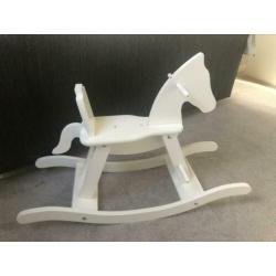 Houten witte hobbelpaard