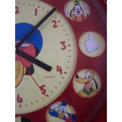 Wandklok Disney met verschillende figuren. WERKEND!