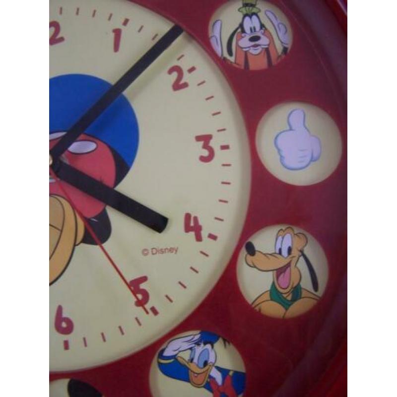 Wandklok Disney met verschillende figuren. WERKEND!