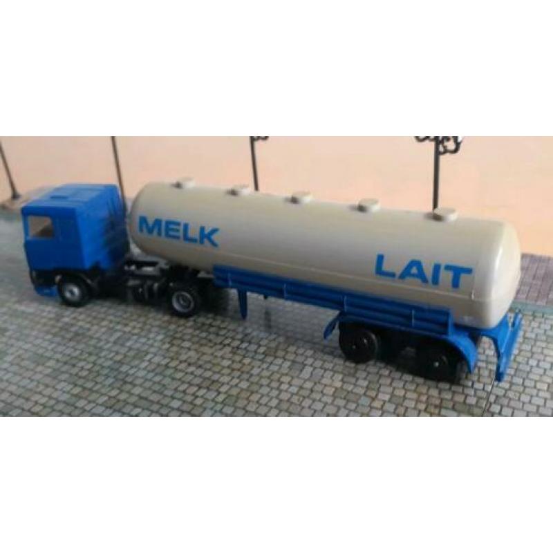 Efsi DAF 95 trekker met melk oplegger H0, 1/87, 3 stuks