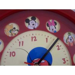 Wandklok Disney met verschillende figuren. WERKEND!