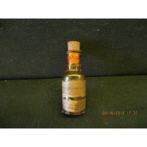 B-353 Antiek apotheekflesje met gehavend etiket