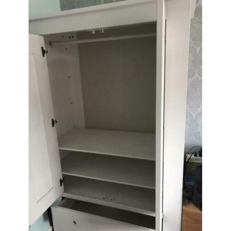 kinder kledingkast.