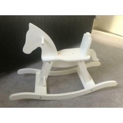 Houten witte hobbelpaard