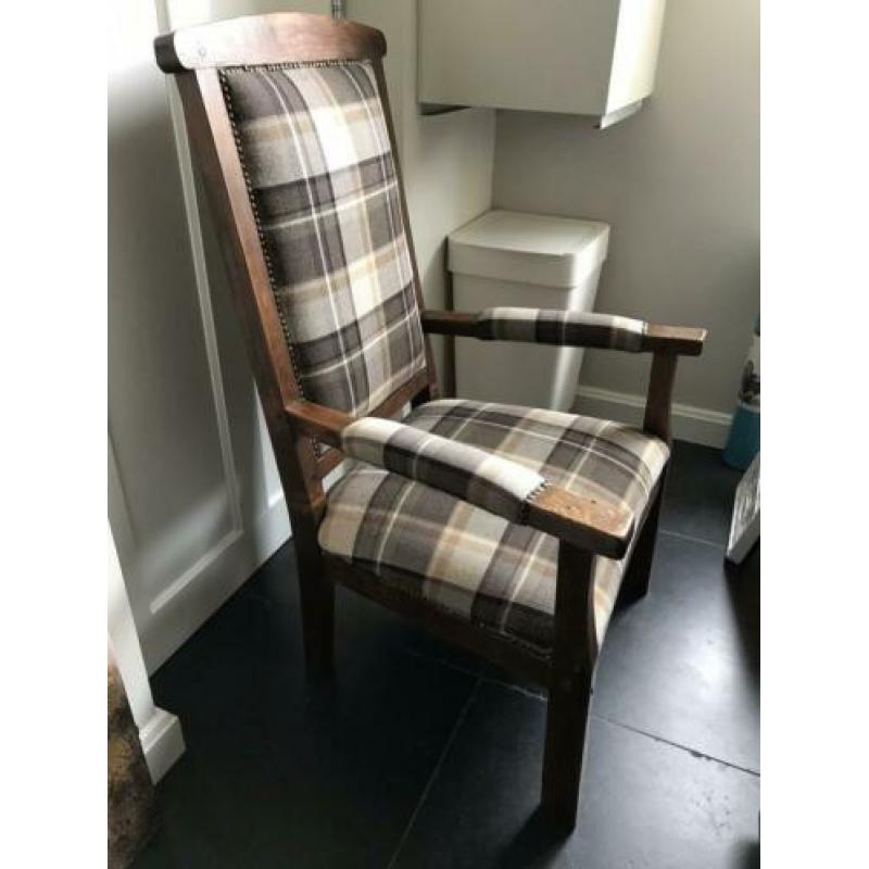 Oude degelijke fauteuil in een nieuw jasje