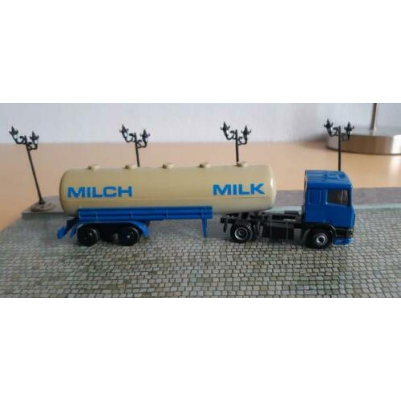 Efsi DAF 95 trekker met melk oplegger H0, 1/87, 3 stuks
