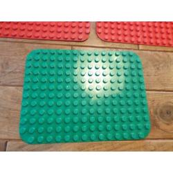 2 rode grote duplo grondplaten en 1 kleine groene