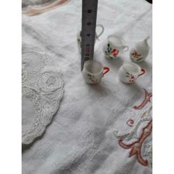 Poppen glas serviesje van opaal glas en handbeschilderd.